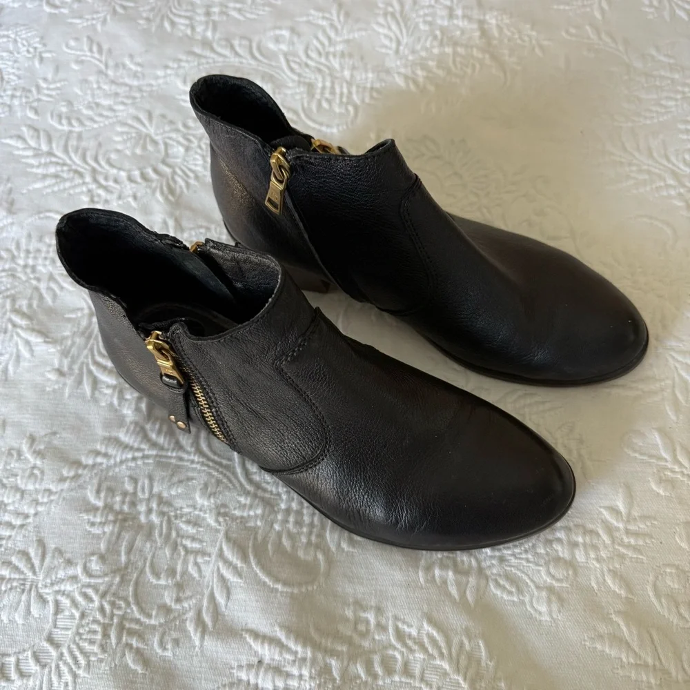 Sole Bound by BareTraps Black Leather Ankle Boots size 8